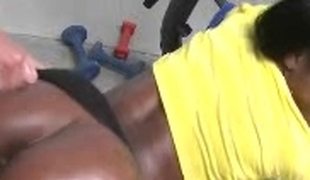 Darksome slut fucked in the gym by a personal trainer